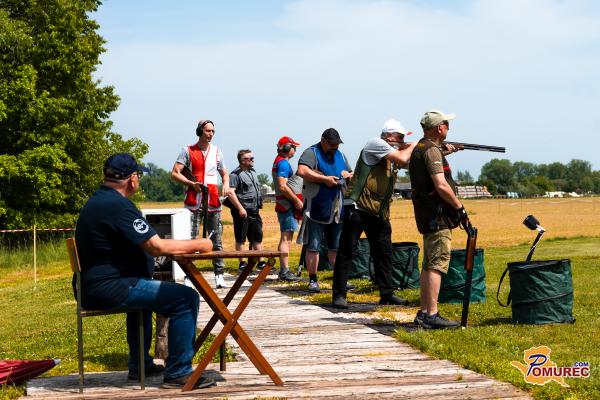 FOTO: Glineni golobi leteli nad Skakovci – strelci merili tudi na pečenega odojka