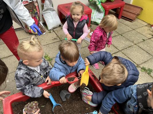 FOTO: Obrabljeni škornji v vrtcu zaživeli na novo