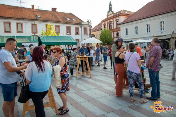 FOTO: Prleška kulinarika in kapljica privabili množico na Glavni trg