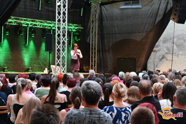 FOTO: Ženske brez filtra nasmejale grajsko dvorišče do solz