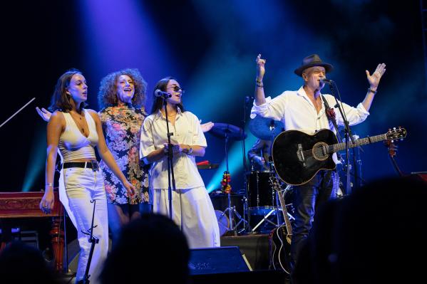 VIDEO: Vlado Kreslin s čustveno skladbo o glasbi, ljudeh in času