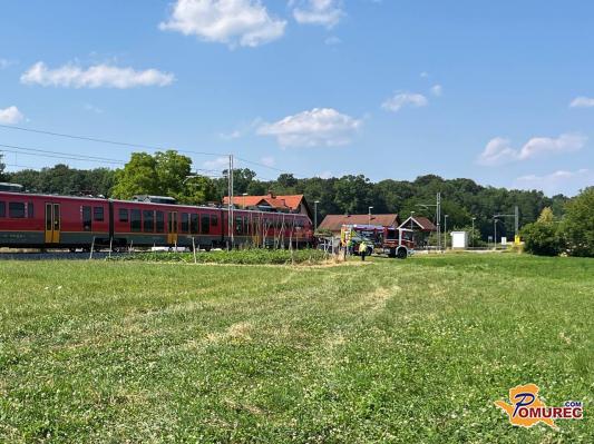 FOTO in VIDEO: V Prlekiji voznik avtomobila zapeljal pred vlak, utrpel hude poškodbe