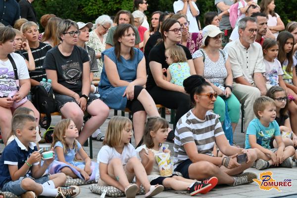 FOTO in VIDEO: Plesno-cirkuška predstava očarala občinstvo na grajski ploščadi