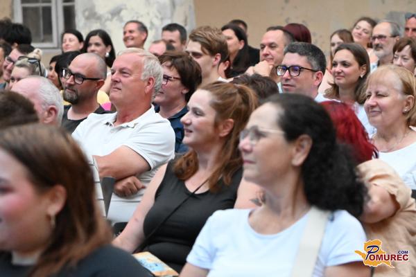 FOTO in VIDEO: Valič, Poredoš in Bakreni nasmejali grajsko dvorišče  