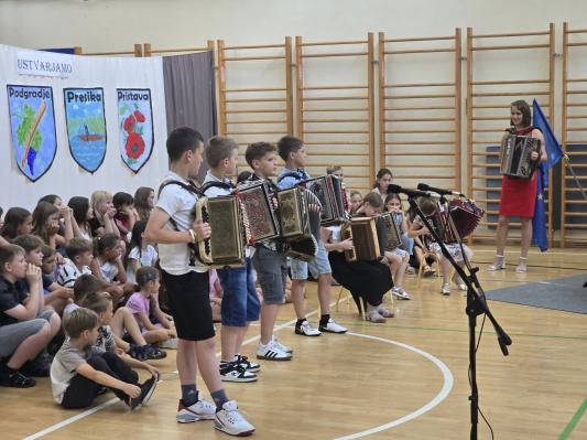 FOTO: V Stročji vasi obeležili konec šolskega leta in praznik krajevne skupnosti