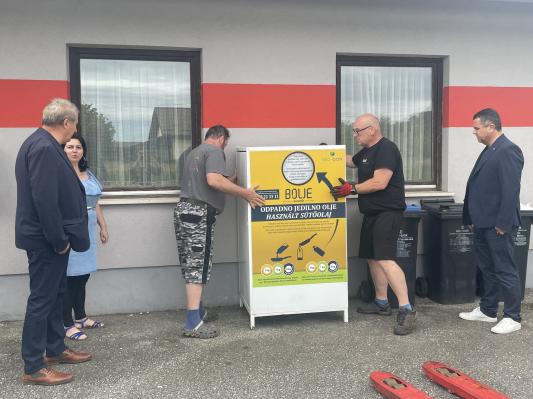 FOTO: Zbiranje odpadnega jedilnega olja zdaj v novih zabojnikih