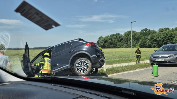 FOTO: Osebno vozilo zgrmelo v jarek