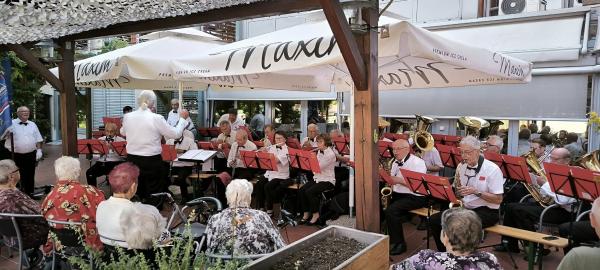FOTO: Promenadni koncert Godbe Veteranov Štajerske razveselil stanovalce doma starejših