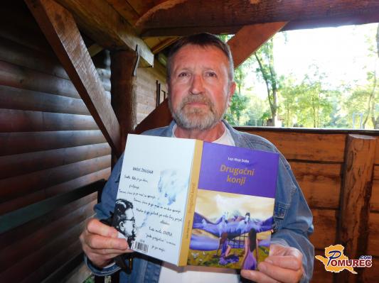 FOTO: Na Otoku ljubezni je bila predstavljena pesniška zbirka z naslovom »Drugačni konji«