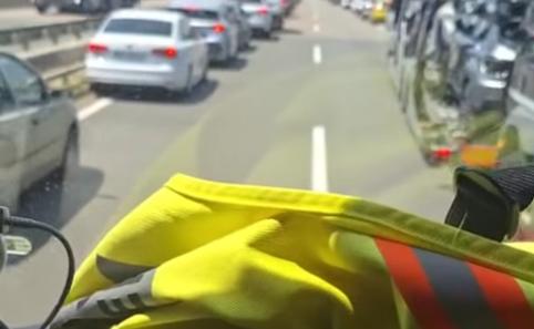 VIDEO: Zaradi neupoštevanja reševalnega pasu so gasilci pri posredovanju obstali v zastoju