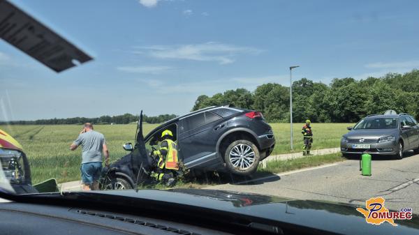 FOTO: Zaradi vožnje preblizu roba končal v jarku