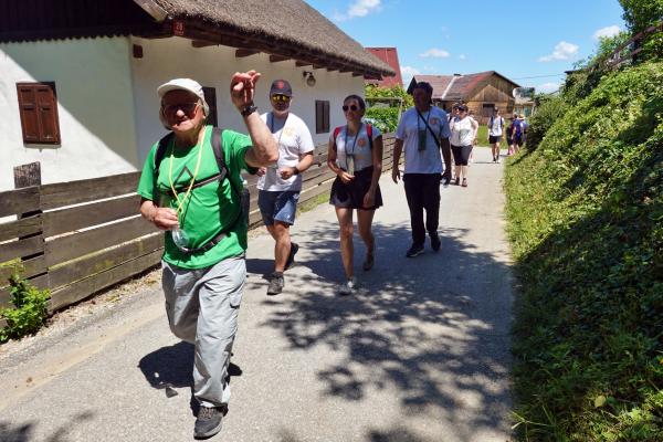 FOTO: Pomlad v prleških goricah znova privabila množico pohodnikov in ljubiteljev vina