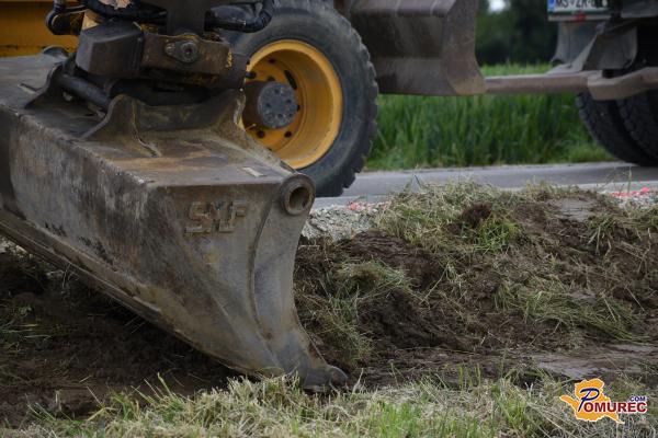 FOTO: Na Goričkem v teku rekonstrukcija dveh občinskih cest v romskih naseljih