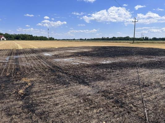 Požar strnišča v Gančanih, vzrok pretrgan električni kabel