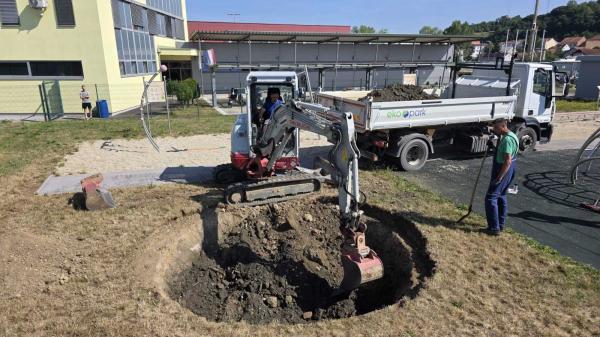 FOTO: Občina pripravlja tri nove vgradne trampoline za najmlajše