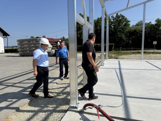 FOTO: Nova gasilska garaža v Dolgi vasi dobiva svojo podobo