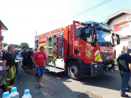 FOTO: Z modrimi lučmi in curkom vode sprejeli novo avtocisterno