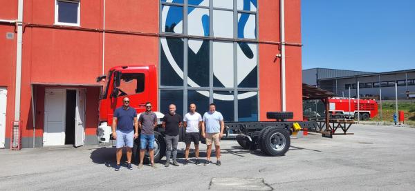 FOTO: Gasilci Murske Sobote predali šasijo za novo gasilsko vozilo