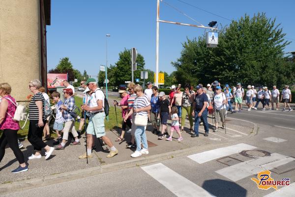FOTO: Povezovanje skupnosti na tradicionalnem pohodu mestnih četrti
