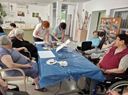 FOTO: Barve, nasmehi in ustvarjalnost: Likovno dopoldne v Enoti Elizabeta Sveti Jurij