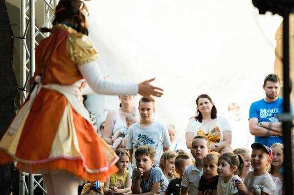 FOTO: Zaključek bralnega projekta »Jaz pa berem« na grajskem dvorišču