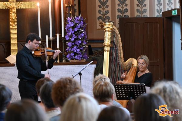 FOTO in VIDEO: Čaroben glasbeni večer harfe in violine v evangeličanski cerkvi