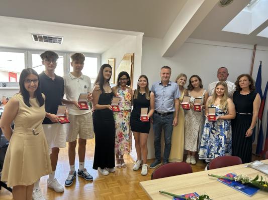 FOTO: Župan Rogašovcev podelil županovo petico odličnjakom