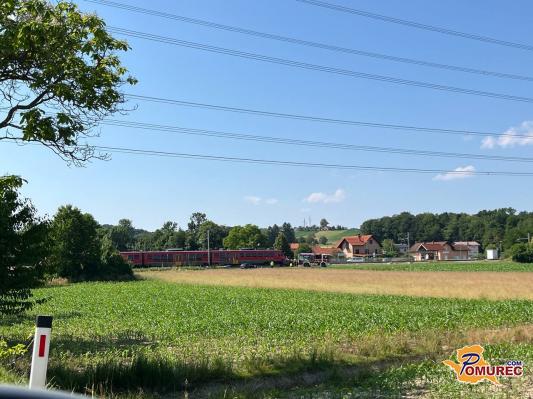 Podrobnosti: Kljub spuščenim zapornicam zapeljal na tirnice