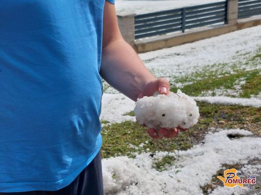 FOTO in VIDEO: Takšno je stanje po neurju: v Lucovi in okolici uničene strehe, razbita vozila in podrta drevesa