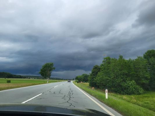 Pozor! Razglašen je vijoličen alarm za nevarnost toče v Pomurju