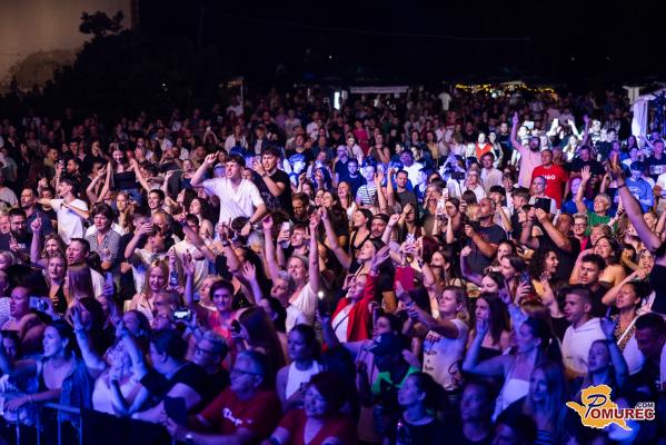 FOTO in VIDEO: Uspešnica »Gajba puna piva« odmevala v mestnem parku