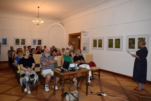 FOTO: Umetnost in botanika v objemu Goričkega – razstava o divjih orhidejah