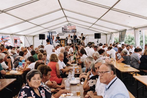 FOTO: Slavnostna predaja prenovljenega gasilskega doma in parkirišča v Ropoči