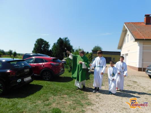 FOTO: Koprski stolni župnik blagoslovil prevozna sredstva v Dobrovniku
