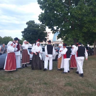 FOTO: Poletni etno večer obarvan z narodnimi nošami in ljudsko pesmijo