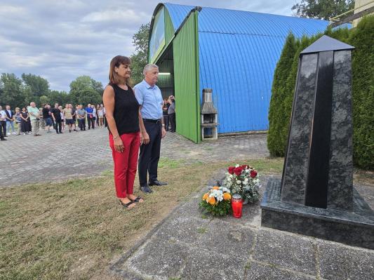FOTO: Po tragični nesreči v spomin na letalca pripravili spominsko slovesnost