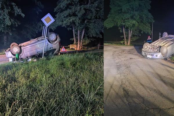 FOTO: Vozilo pristalo na strehi, dve osebi poškodovani