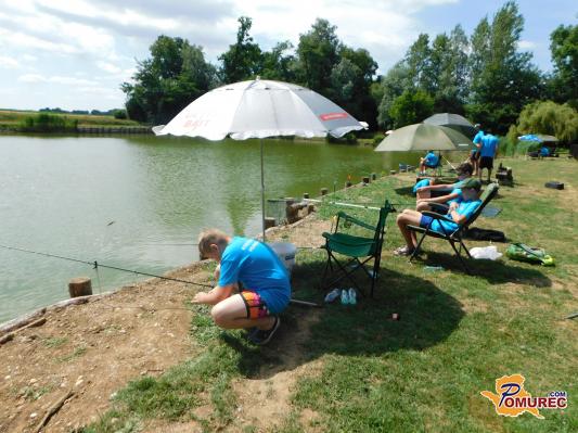 FOTO: Mladi ribiči brez telefonov, a z ribiškimi palicami