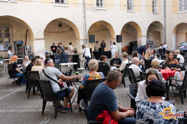 FOTO: Poletni večer nostalgije, plesa in okusov nekdanje države
