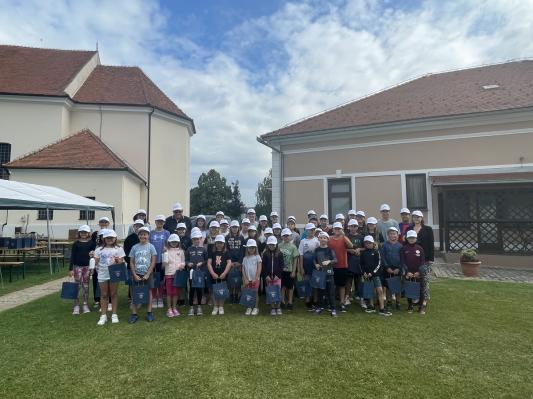 FOTO: Poletni veroučni tabor v Dobrovniku povezal otroke z zgodovino in vero