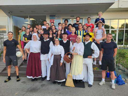 FOTO: Folkloristi navdušili mlade nogometaše z Dunaja
