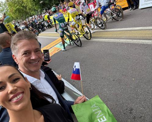 Tako sta kolesarje na Dirki po Franciji spodbujala Robert Golob in Tina Gaber