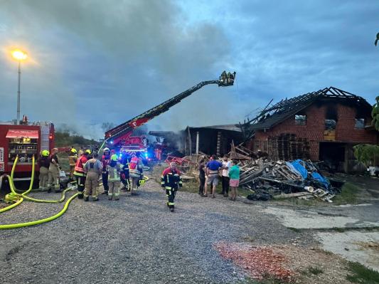 Gori gospodarsko poslopje, občina izdala opozorilo