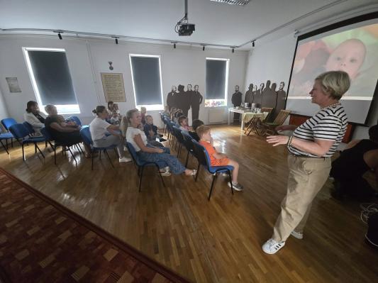 FOTO: Pravljična ura in filmska delavnica navdušili najmlajše
