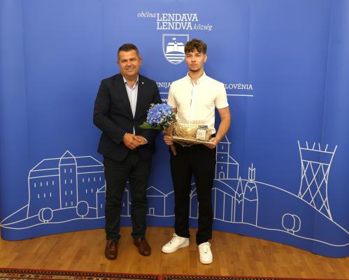 FOTO: Župan sprejel zlatega maturanta iz občine Lendava