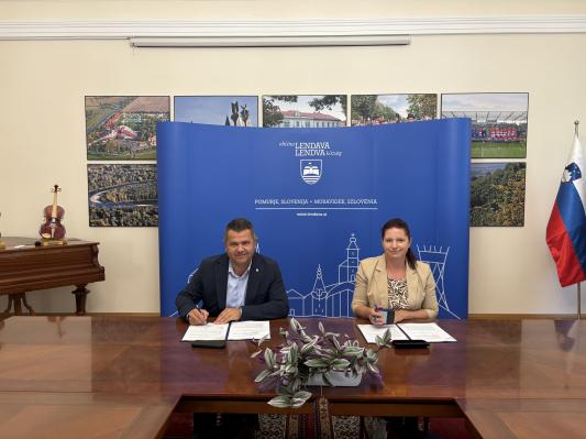 FOTO: S podpisano pogodbo korak bližje sodobnemu športnemu parku v Petišovcih