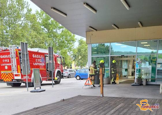FOTO: Zaradi dima evakuirali obiskovalce in zaposlene iz trgovine v Pomurju