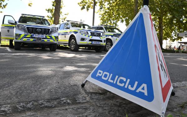 Voznica povzročila nenavadno prometno nesrečo, ena oseba poškodovana