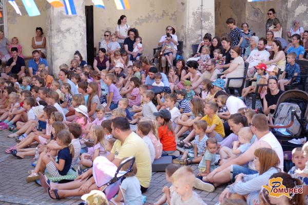 FOTO in VIDEO: Pika Nogavička navdušila otroke na grajskem dvorišču