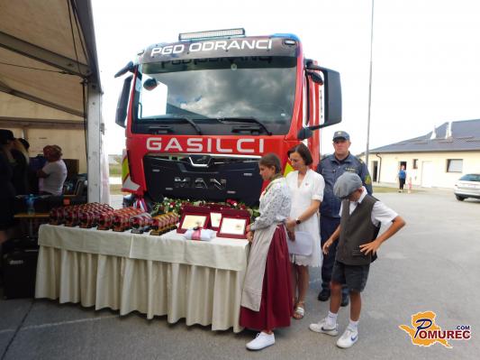 FOTO: V Odrancih slovesno prevzeli novo gasilsko vozilo